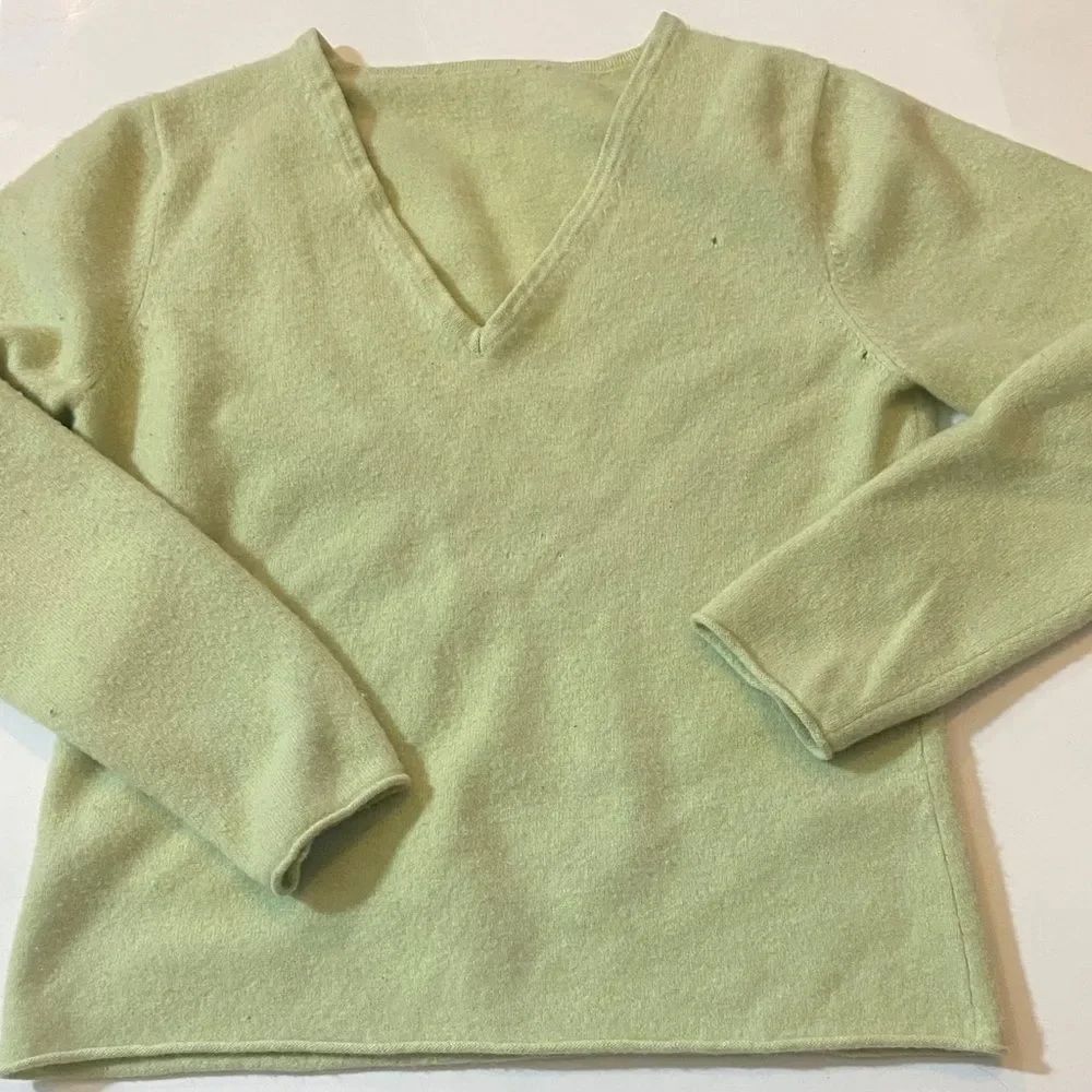 VTG,
V-Neck Light Green Sweater Size Approximate M No Tag